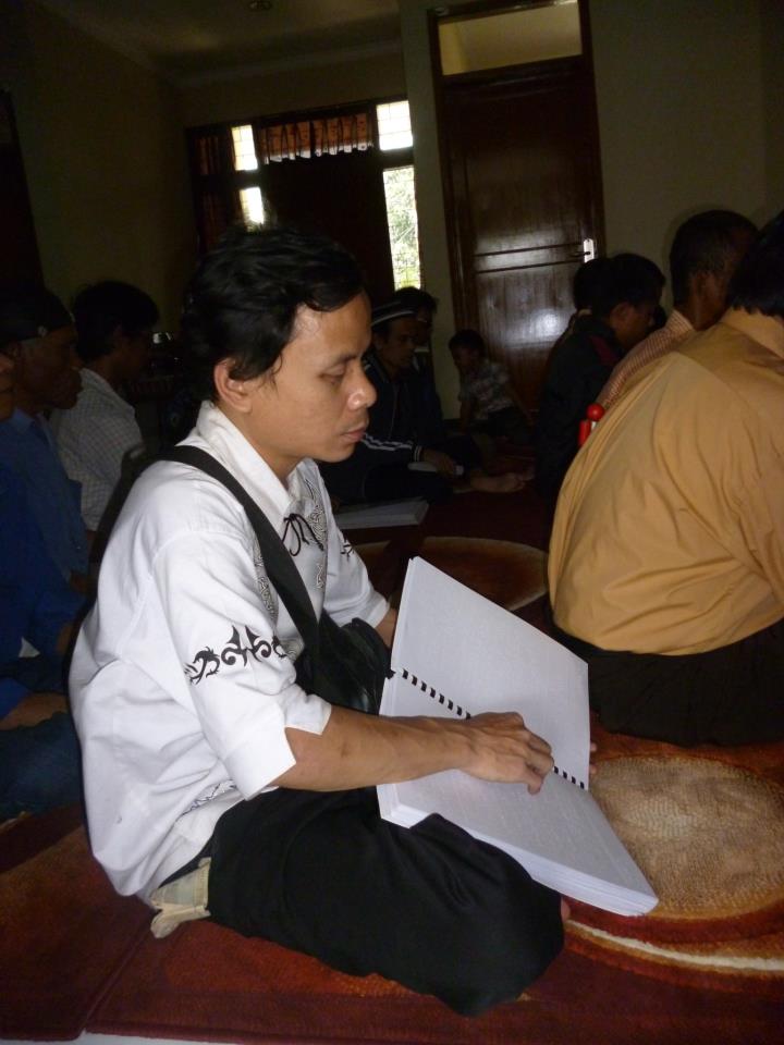 Salah satu peserta pelatihan sedang membaca Al-Quran Braille