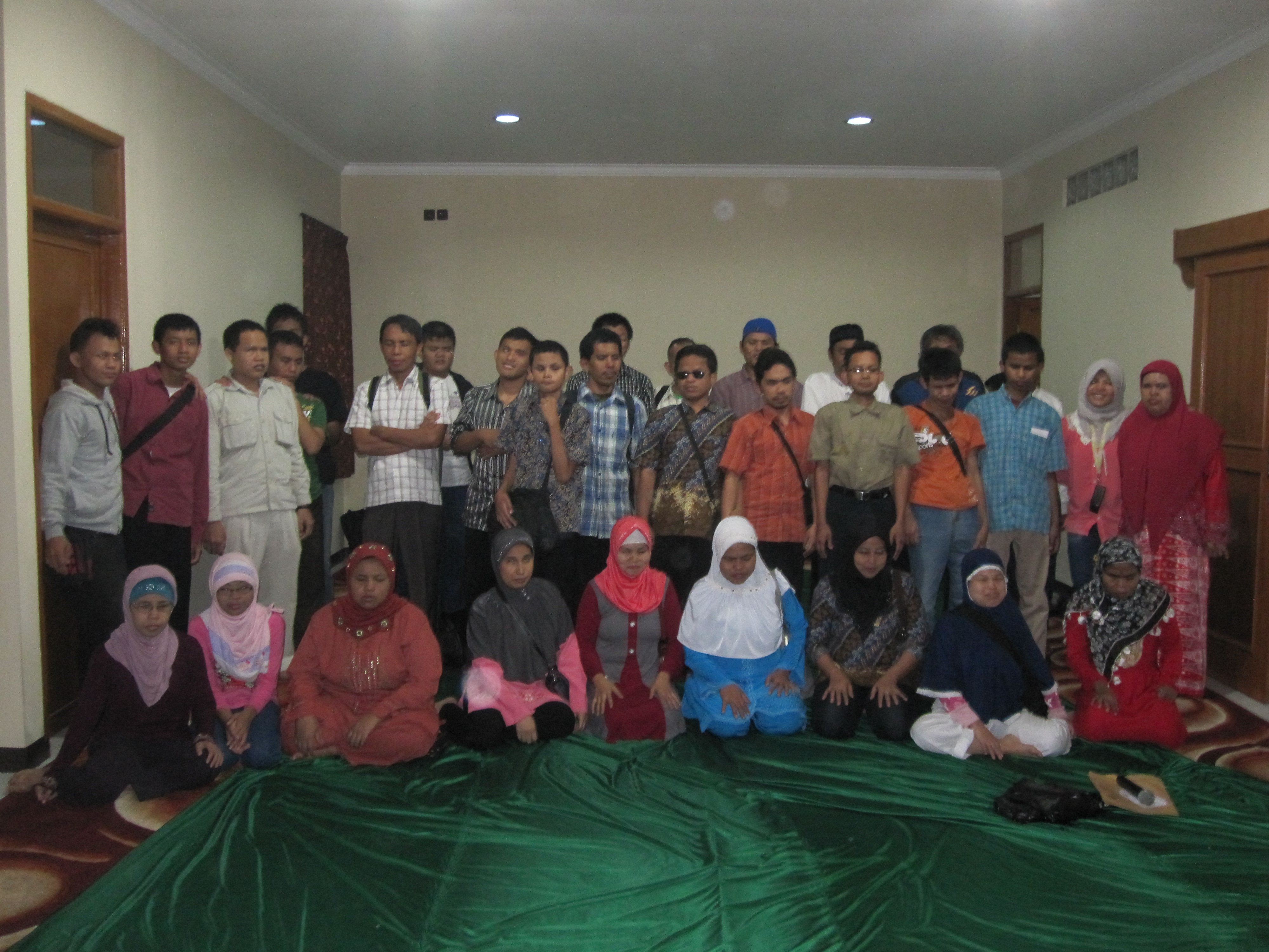 Para peserta pelatihan dari DPD Ikatan Tuna Netra Muslim Indonesia, Cianjur