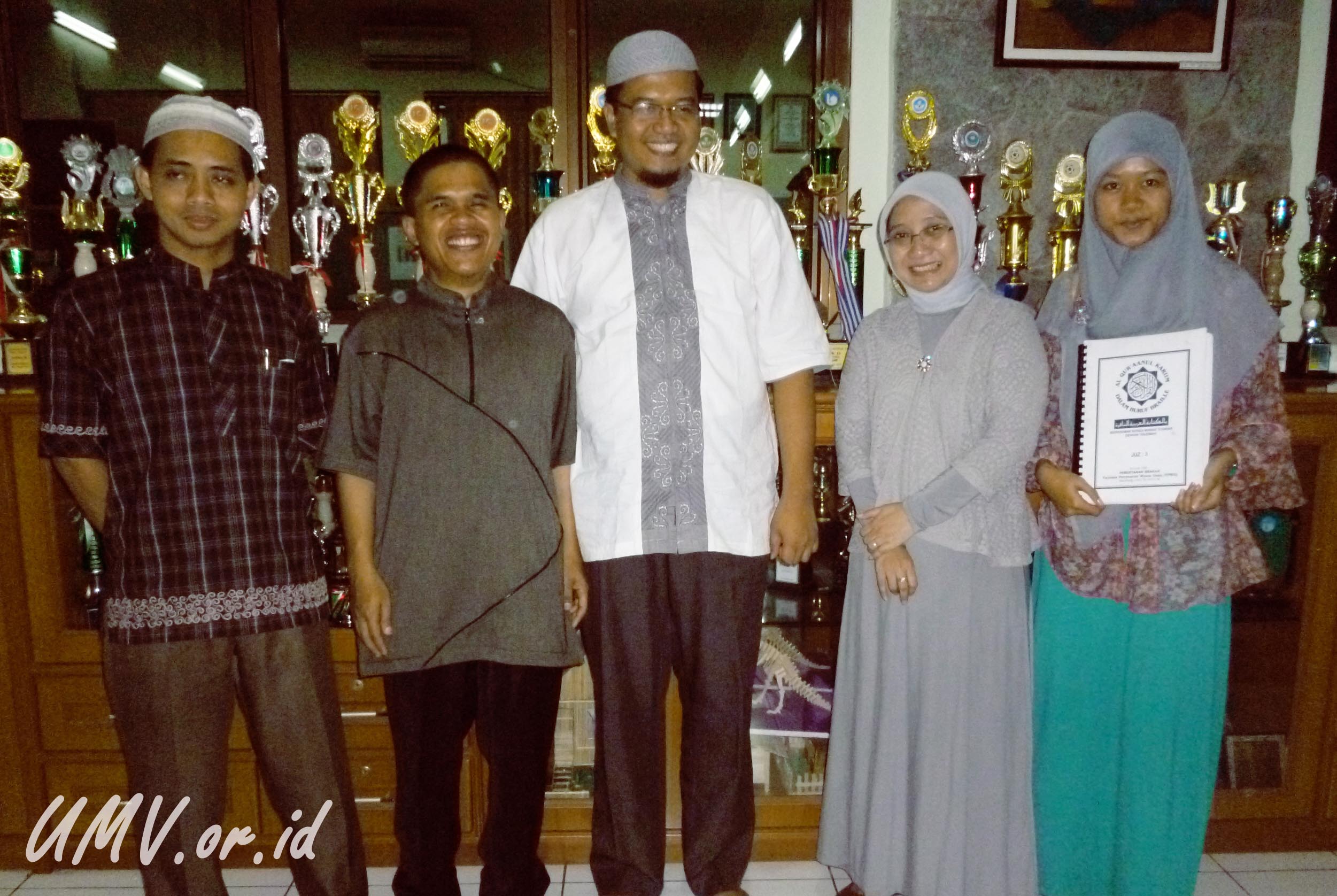 Bapak Entang dan teh Rinba berfoto bersama dengan Bapak Effen, Bapak Nurhadi dan perwakilan ibu Jami'iah