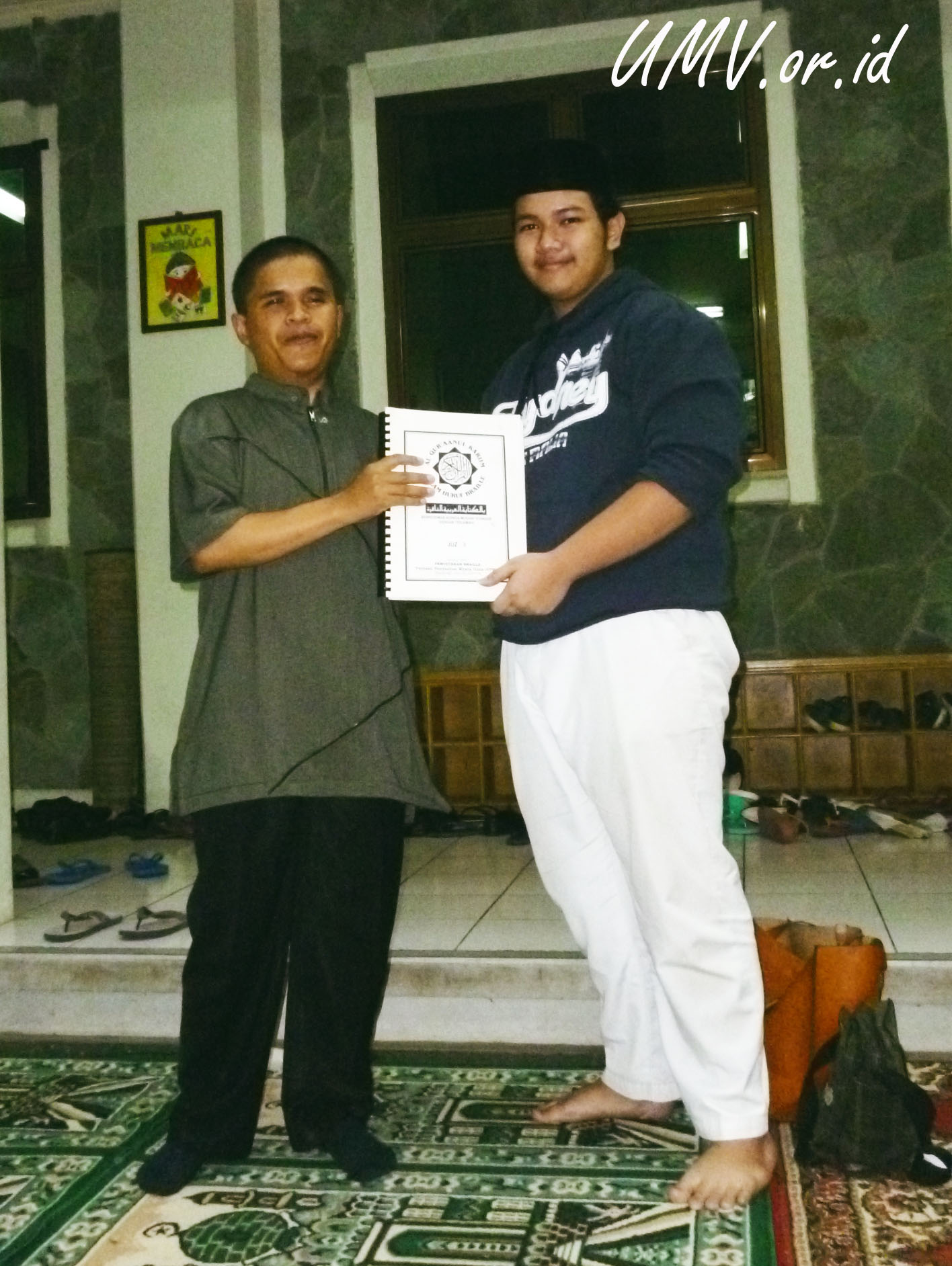 Simbolik pemberian Al-Quran Braille oleh perwakilan siswa SMP Al-Azhar 9 