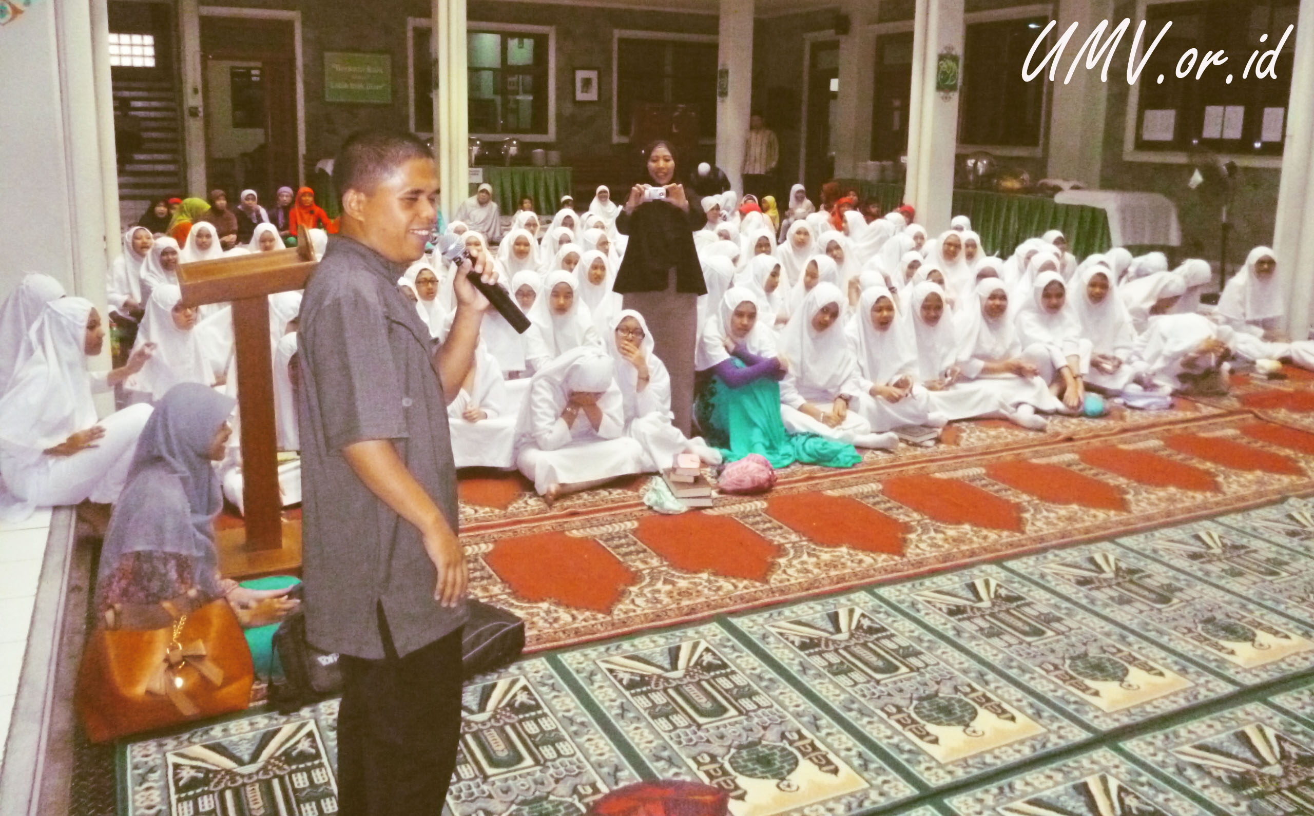 Bapak Entang saat memberikan Tausiah dihadapan siswa/i SMP Islam Al-Azhar 9