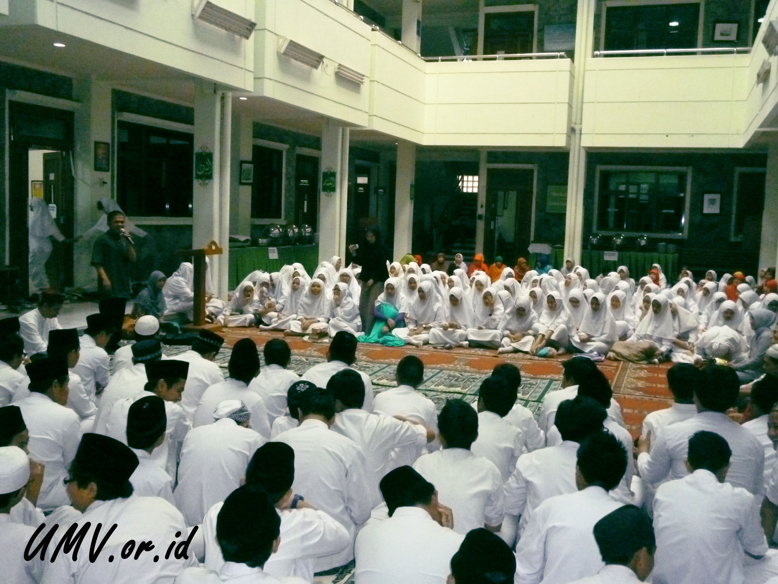 Para peserta kegiatan Mabit dan Khatamul Quran SMP Islam Al-Azhar 9 Kemang Pratama