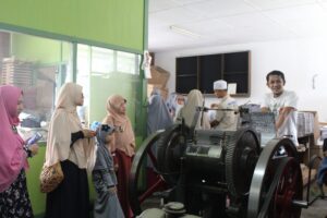 Sahabat Asy Syaamil – Sekolah Bintang Madani antusias saat melihat Mesin Cetak Alquran Braille dan Proses pembuatannya