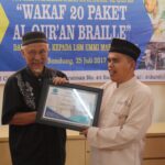 SERAH TERIMA WAKAF AL-QUR’AN BRAILLE OLEH ZAKATEL KEPADA UMMI MAKTUM VOICE