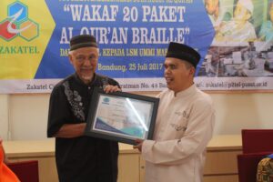 SERAH TERIMA WAKAF AL-QUR’AN BRAILLE OLEH ZAKATEL KEPADA UMMI MAKTUM VOICE