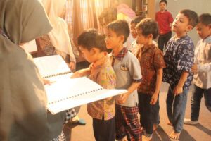 Memperkenalkan Al-Qur’an Braille kepada Anak-anak SD Mutiara Bunda